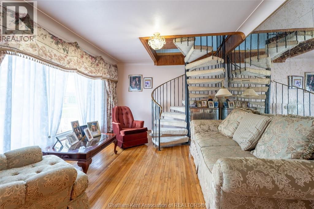 16 Arthur Drive, Chatham, ON - Indoor Photo Showing Living Room