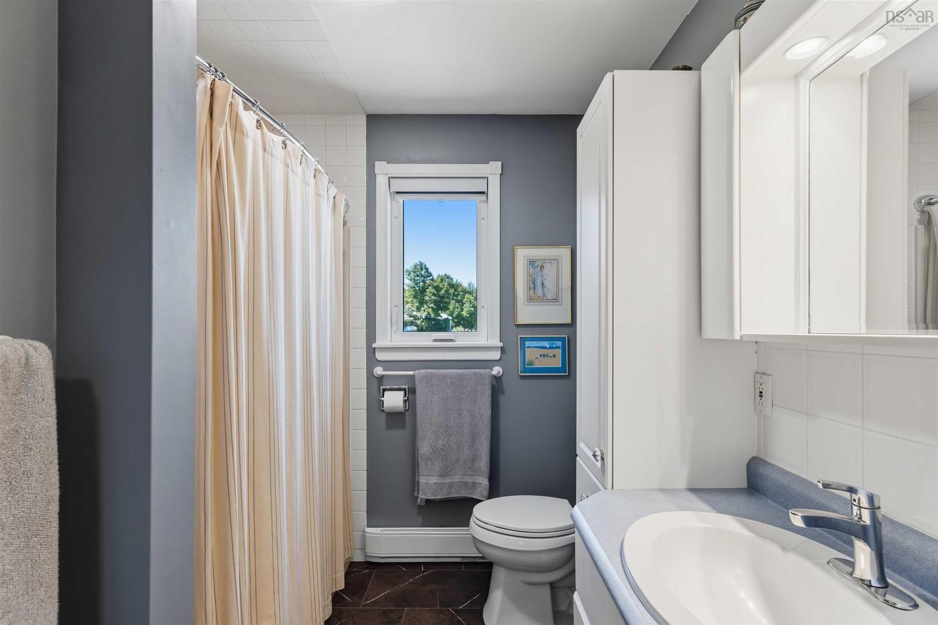6 Iona Road, Wolfville, NS - Indoor Photo Showing Bathroom