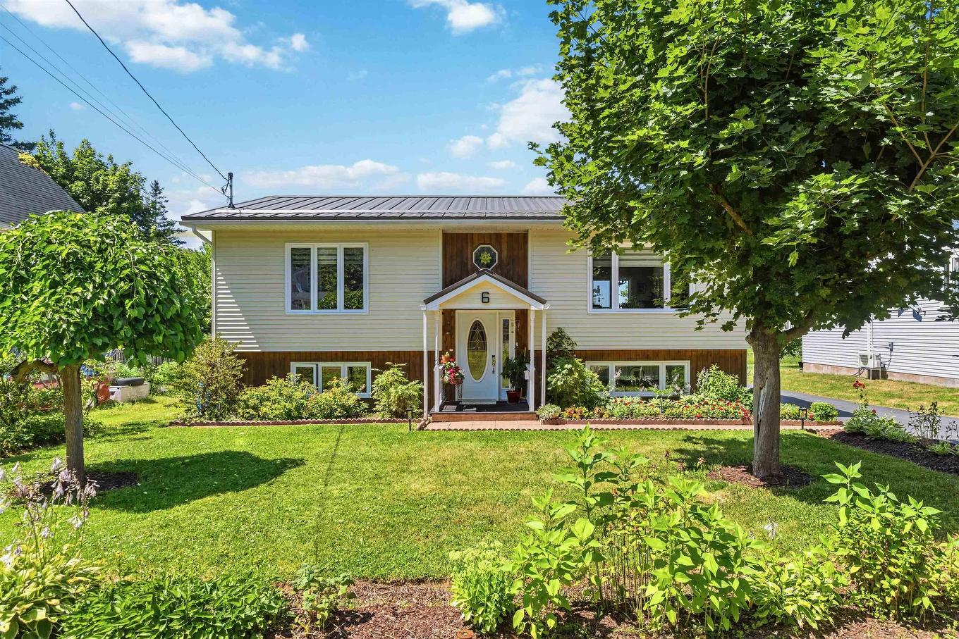 6 Iona Road, Wolfville, NS - Outdoor
