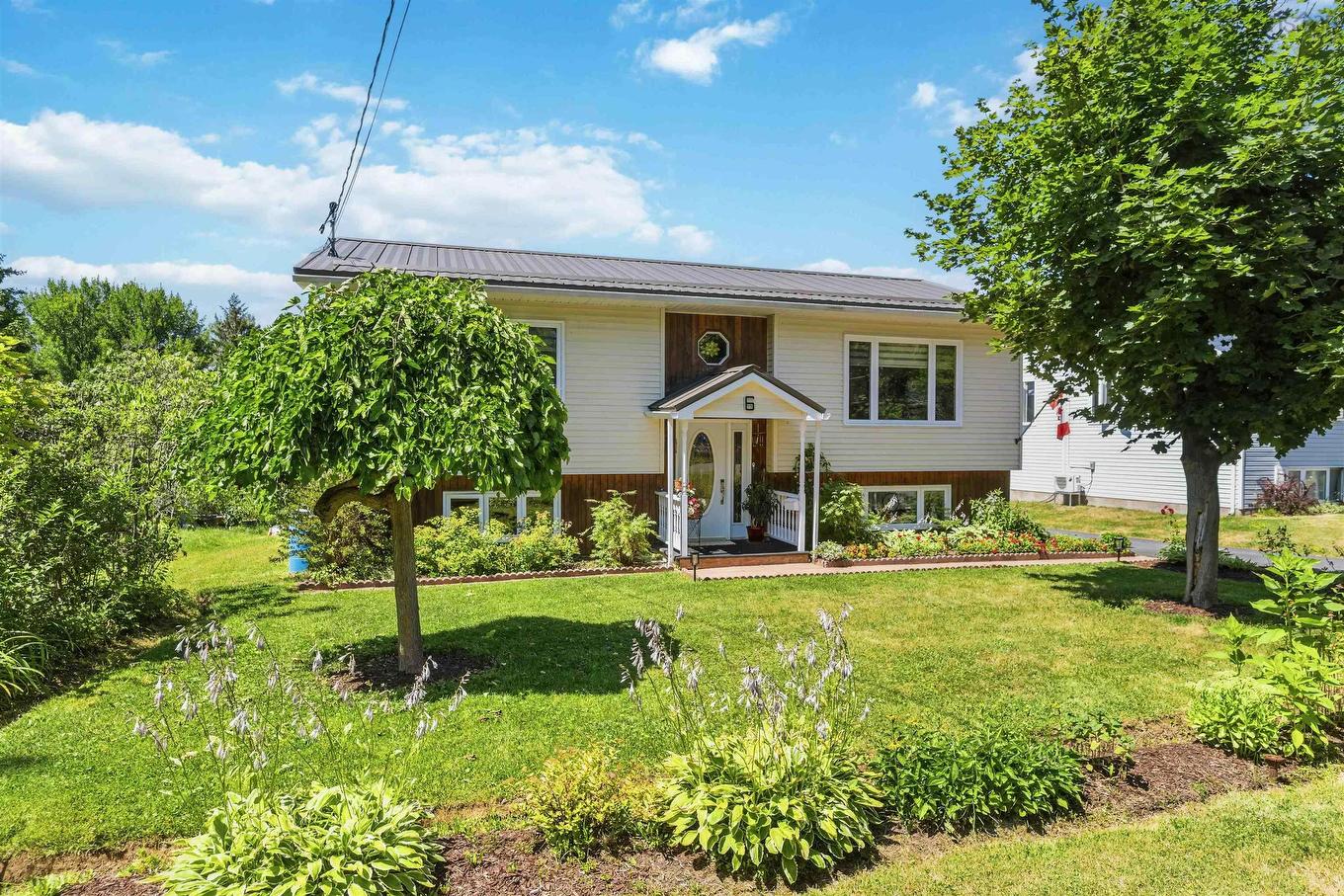 6 Iona Road, Wolfville, NS - Outdoor