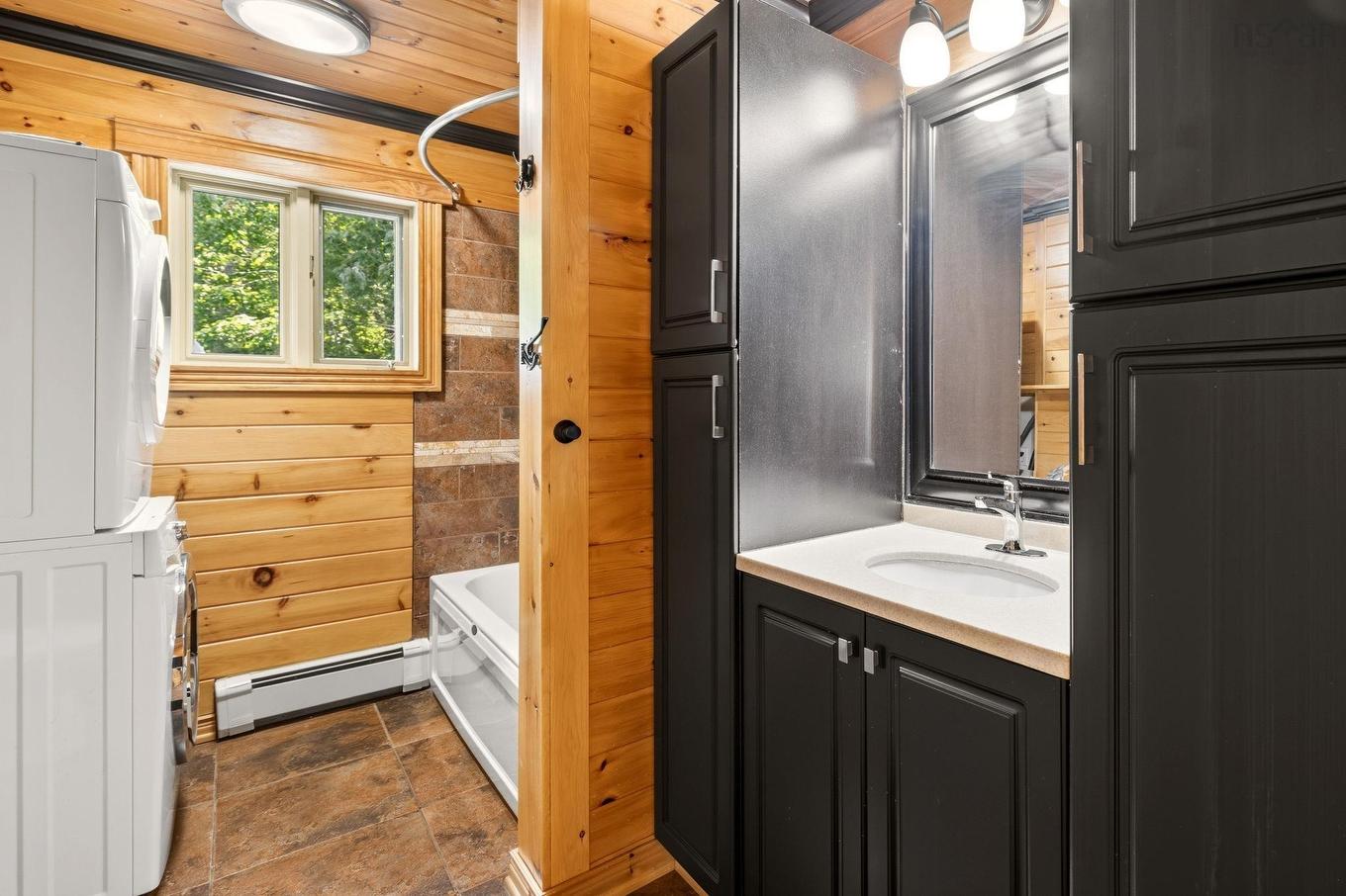 15 Meadow Brook Drive, Beaver Bank, NS - Indoor Photo Showing Bathroom