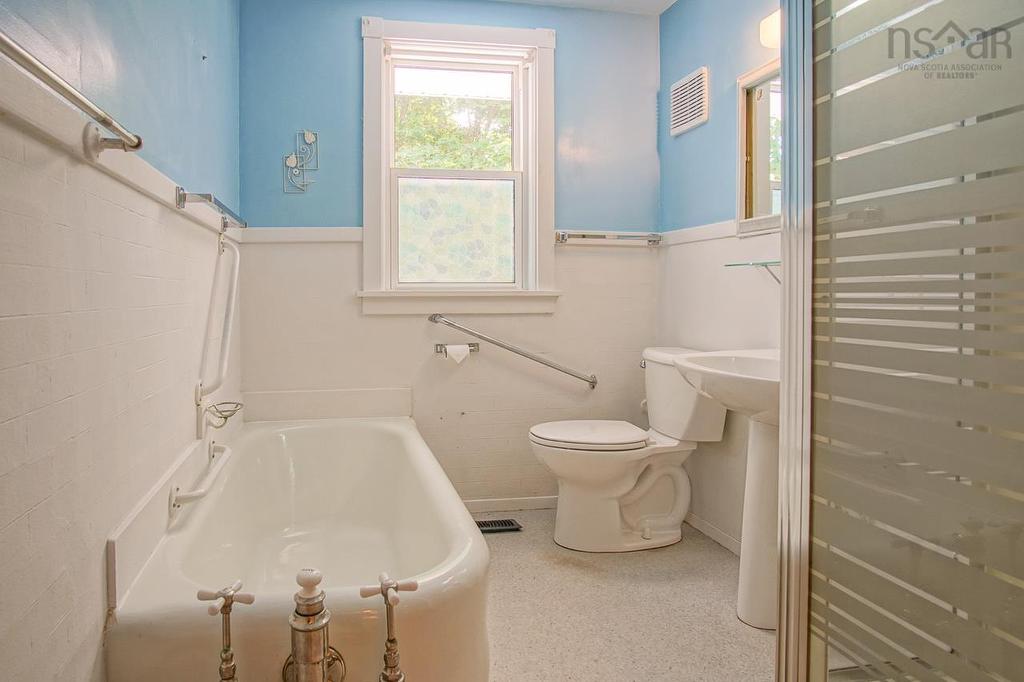 39 Oakdene Avenue, Kentville, NS - Indoor Photo Showing Bathroom