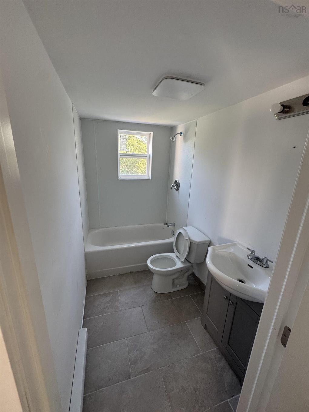9 Stanley Street, North Sydney, NS - Indoor Photo Showing Bathroom