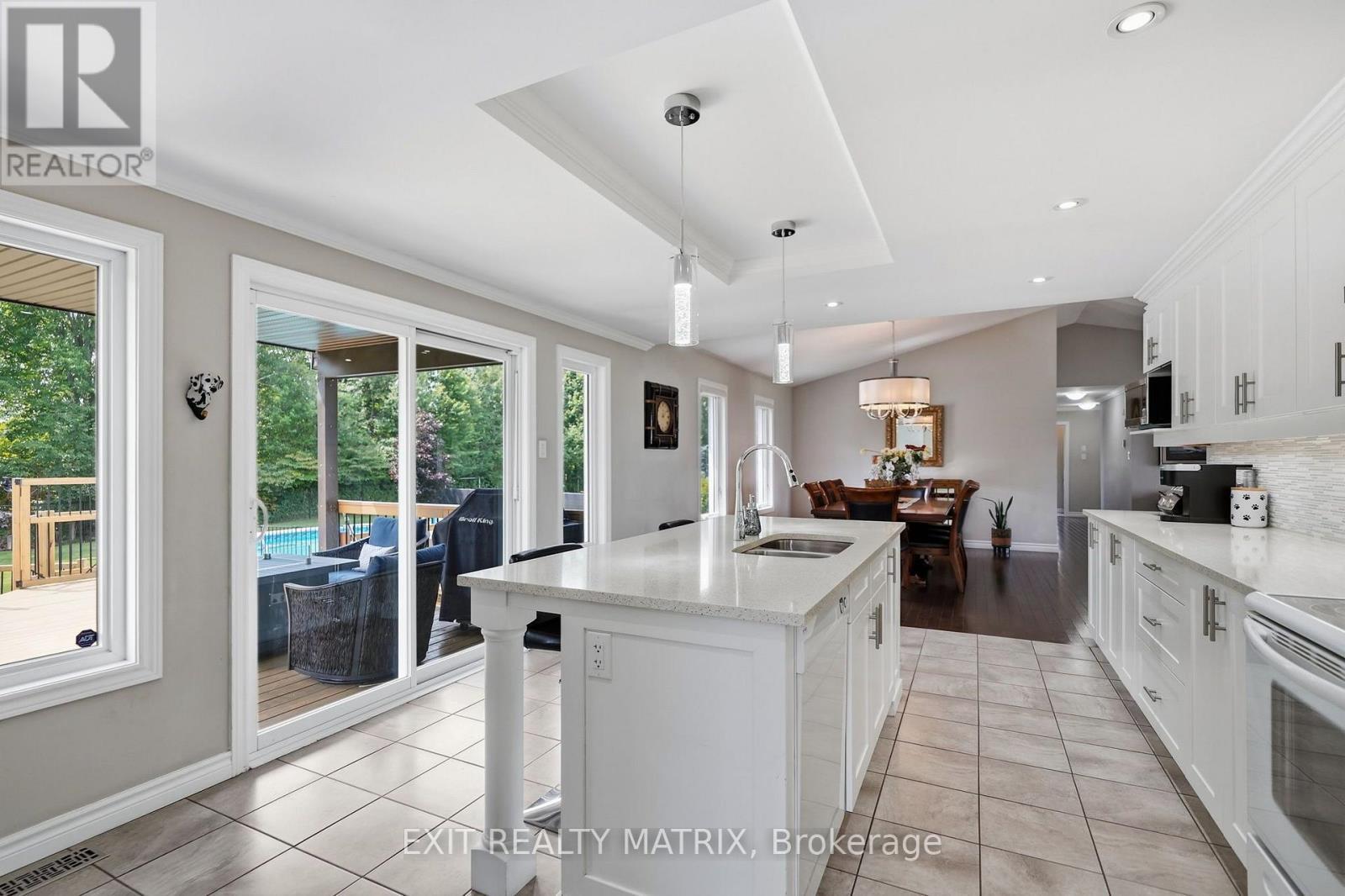 248 Des Violettes Street, Clarence-Rockland, ON - Indoor Photo Showing Kitchen With Double Sink With Upgraded Kitchen