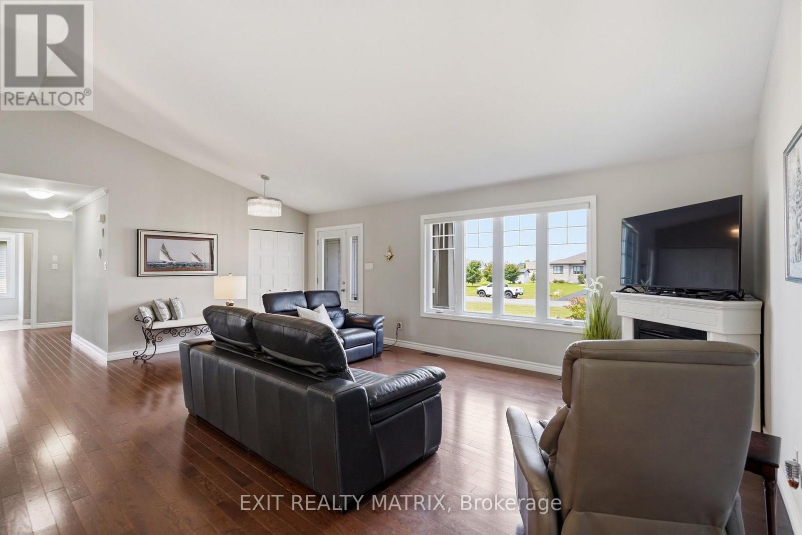 248 Des Violettes Street, Clarence-Rockland, ON - Indoor Photo Showing Living Room