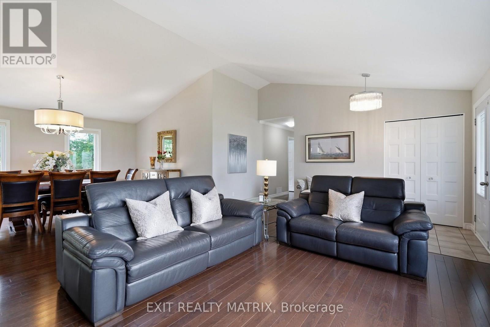 248 Des Violettes Street, Clarence-Rockland, ON - Indoor Photo Showing Living Room