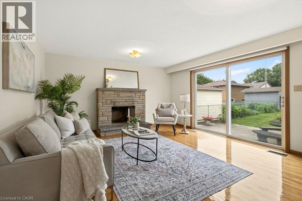 268 Federal Street, Stoney Creek, ON - Indoor Photo Showing Living Room With Fireplace