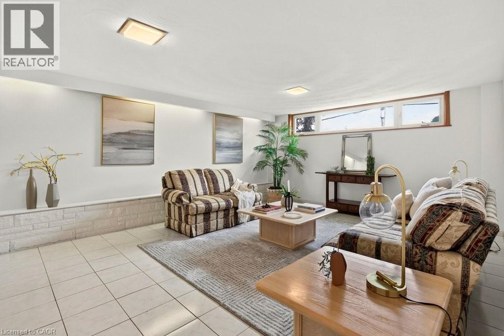 268 Federal Street, Stoney Creek, ON - Indoor Photo Showing Living Room