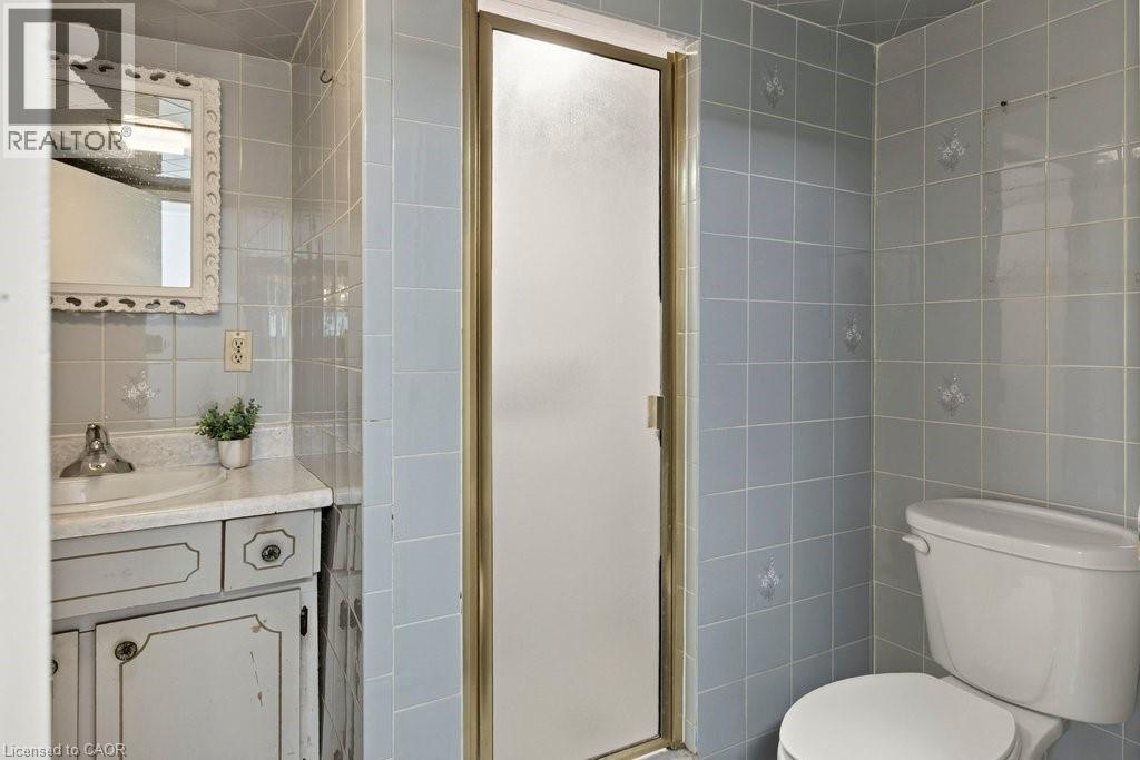 268 Federal Street, Stoney Creek, ON - Indoor Photo Showing Bathroom