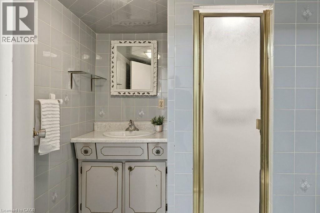 268 Federal Street, Stoney Creek, ON - Indoor Photo Showing Bathroom