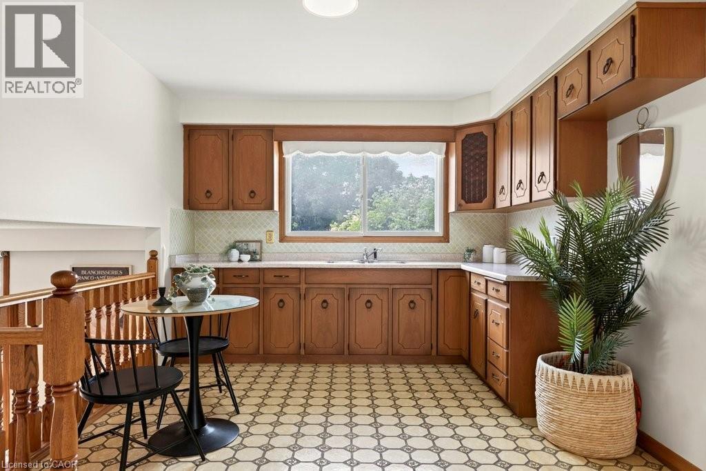 268 Federal Street, Stoney Creek, ON - Indoor Photo Showing Kitchen