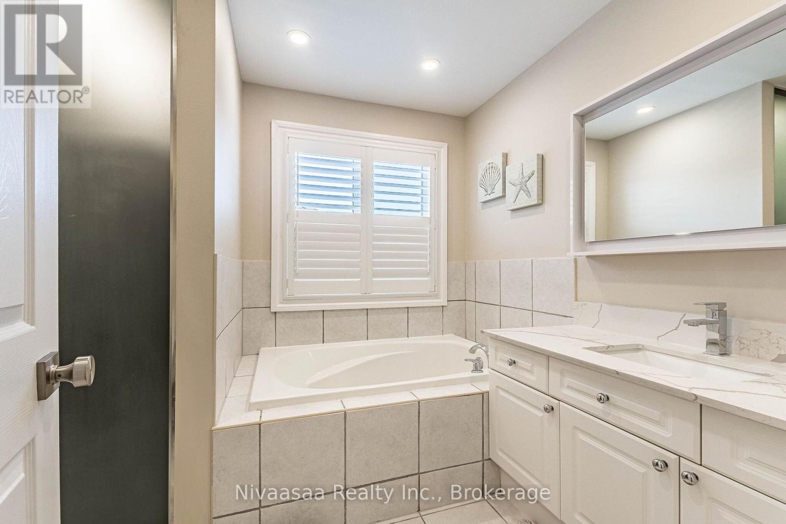 9 Parisian Road, Brampton (Vales Of Castlemore), ON - Indoor Photo Showing Bathroom