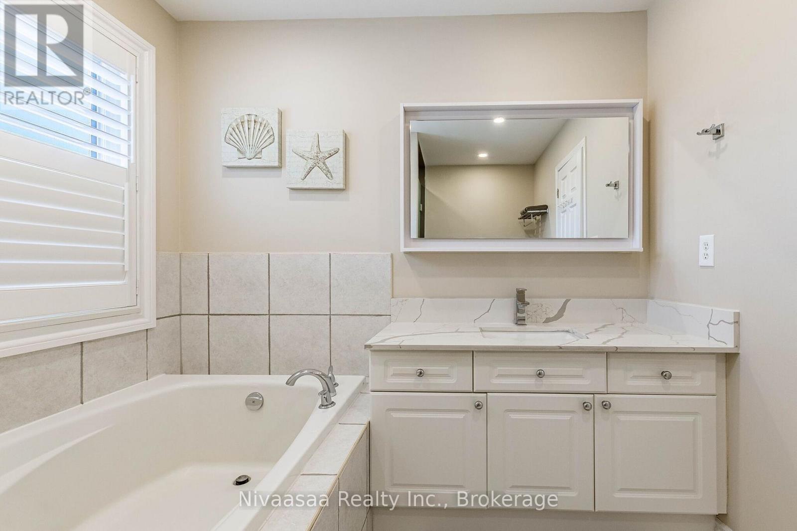 9 Parisian Road, Brampton (Vales Of Castlemore), ON - Indoor Photo Showing Bathroom