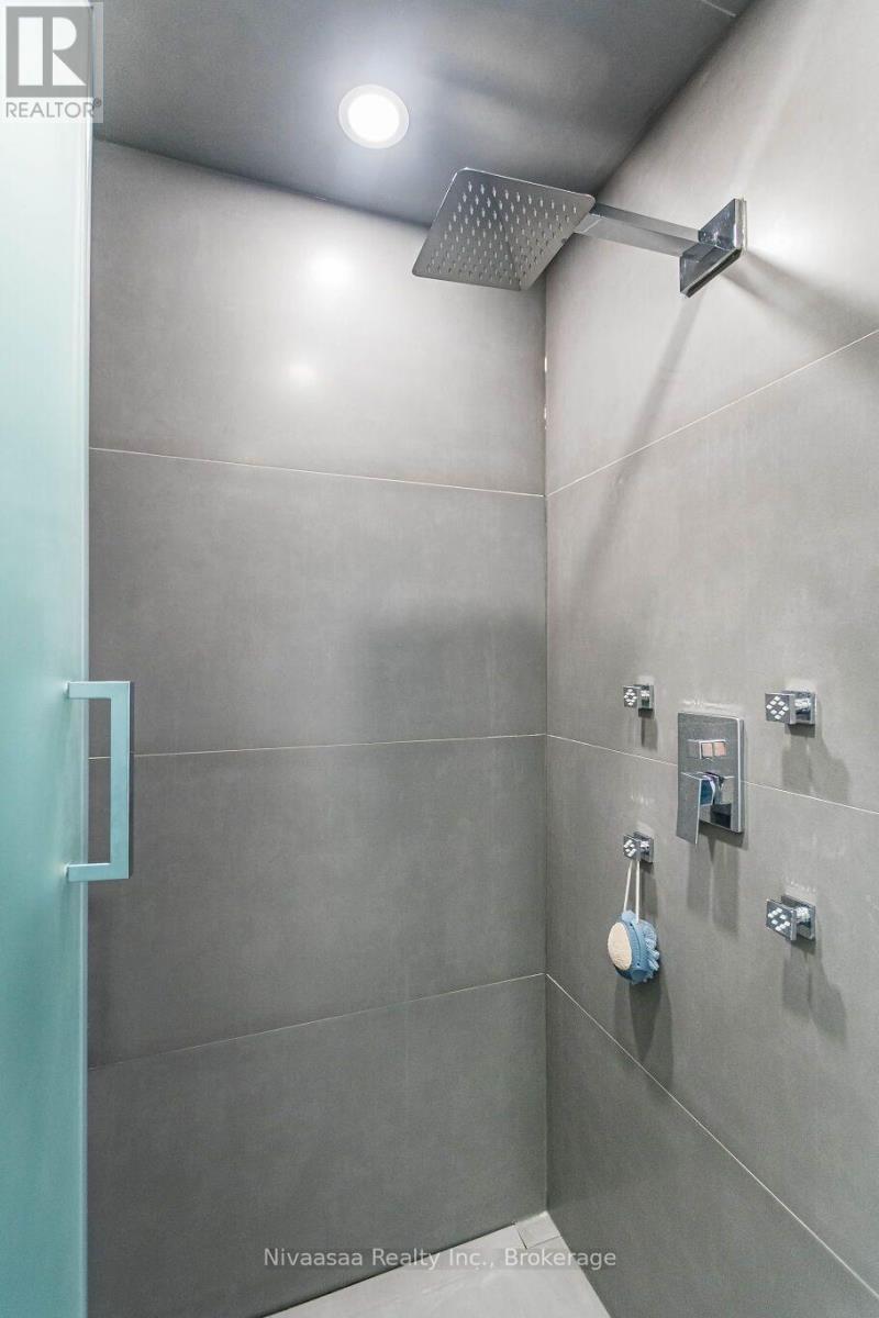 9 Parisian Road, Brampton (Vales Of Castlemore), ON - Indoor Photo Showing Bathroom