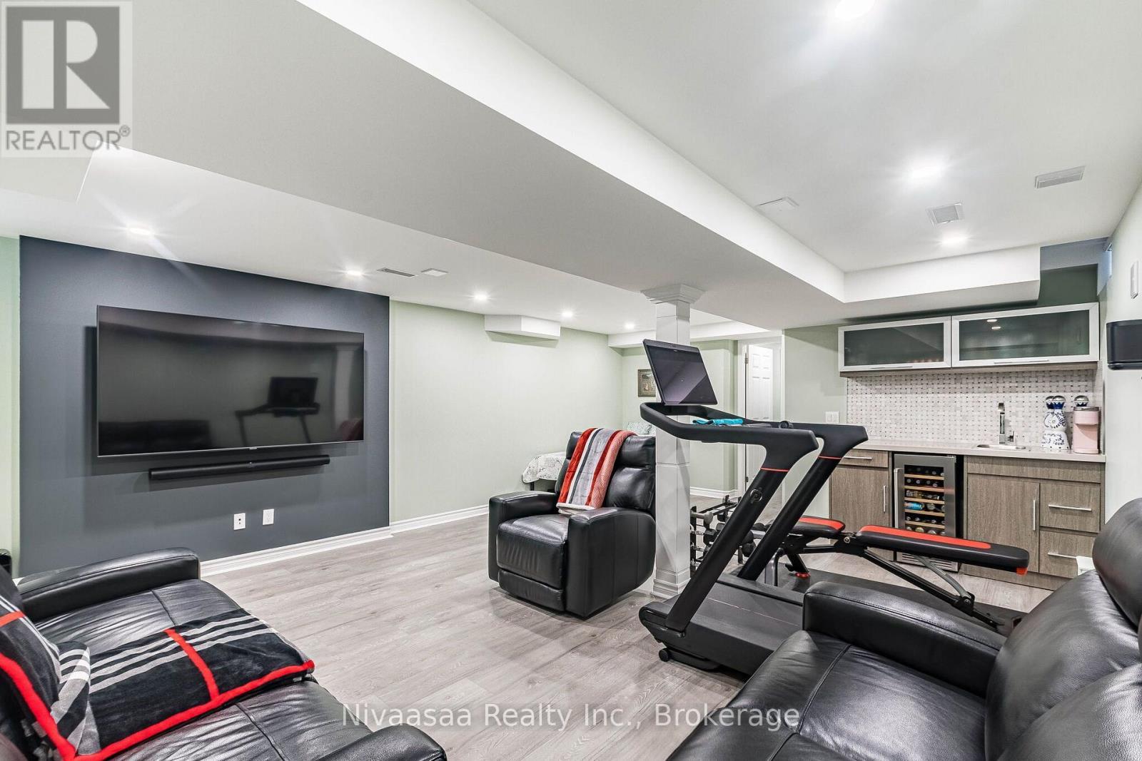 9 Parisian Road, Brampton (Vales Of Castlemore), ON - Indoor Photo Showing Gym Room