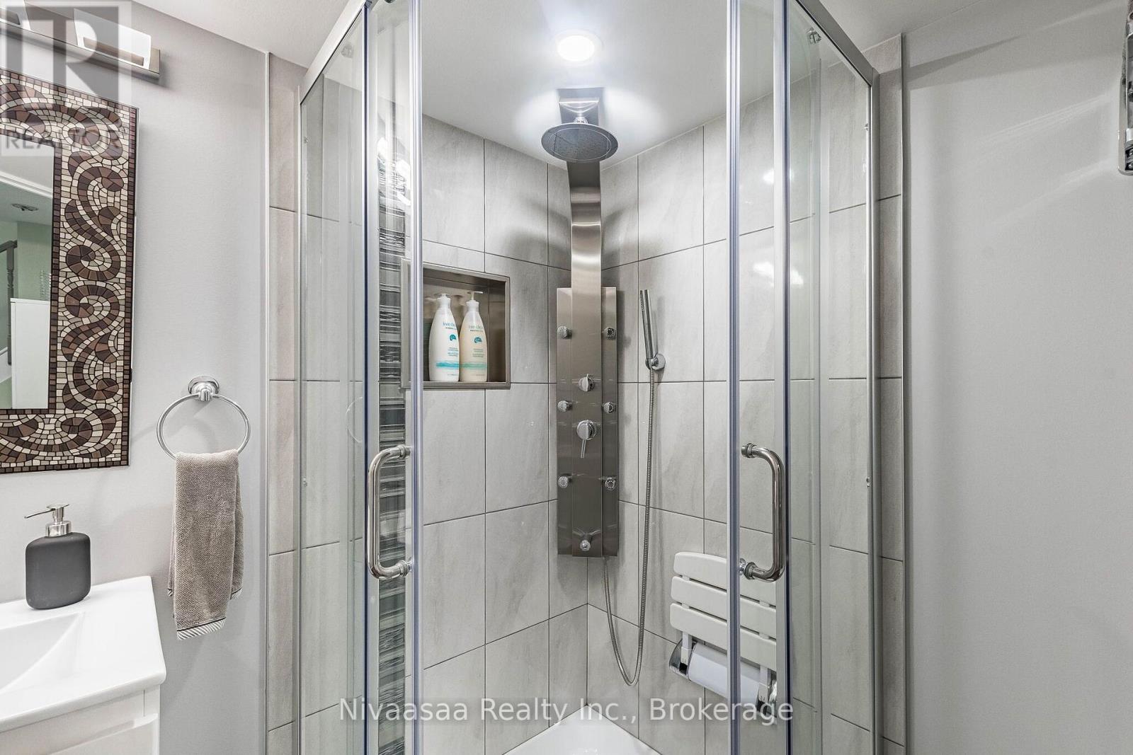 9 Parisian Road, Brampton (Vales Of Castlemore), ON - Indoor Photo Showing Bathroom