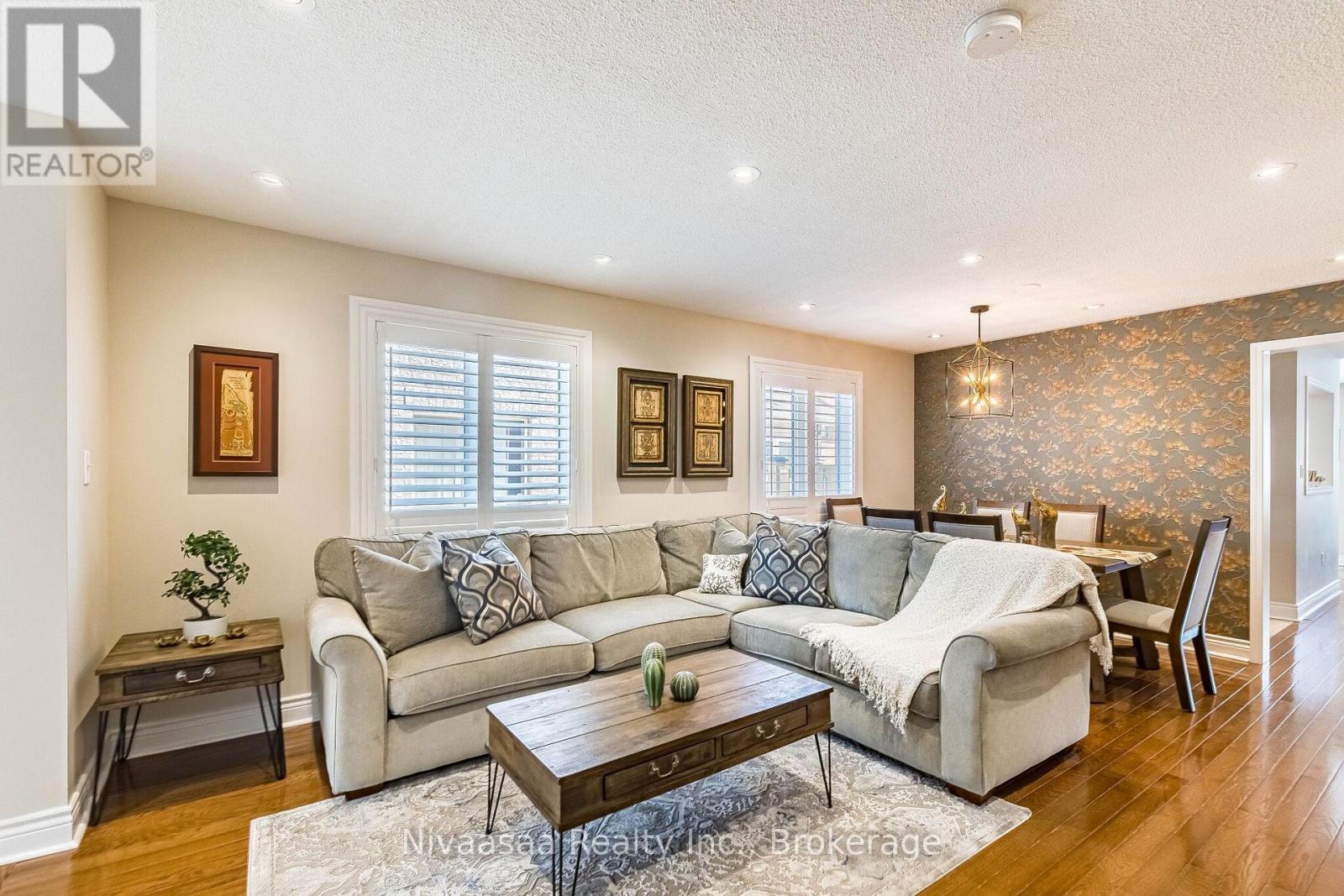 9 Parisian Road, Brampton (Vales Of Castlemore), ON - Indoor Photo Showing Living Room