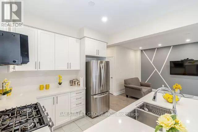 159 Heritage Street, Bradford West Gwillimbury, ON - Indoor Photo Showing Kitchen With Double Sink