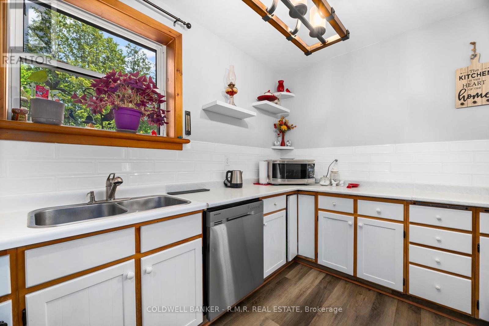 204 Acton Road, Uxbridge, ON - Indoor Photo Showing Kitchen With Double Sink