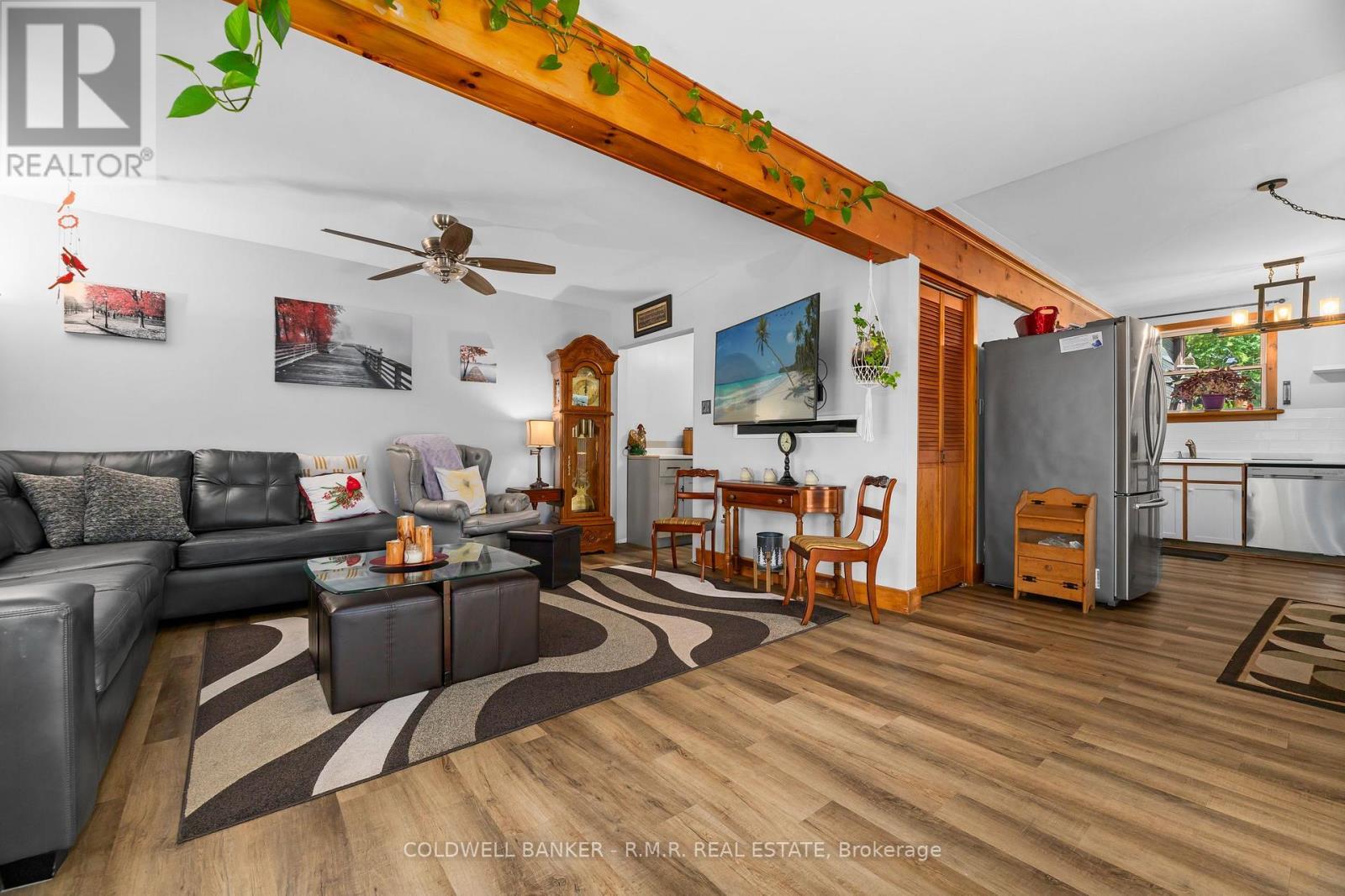 204 Acton Road, Uxbridge, ON - Indoor Photo Showing Living Room