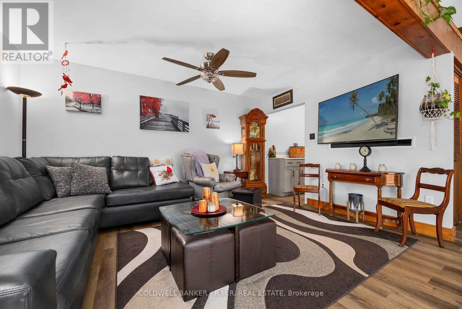 204 Acton Road, Uxbridge, ON - Indoor Photo Showing Living Room