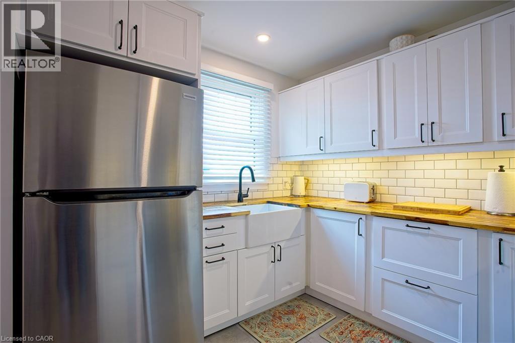 22 East 11Th Street, Hamilton, ON - Indoor Photo Showing Kitchen