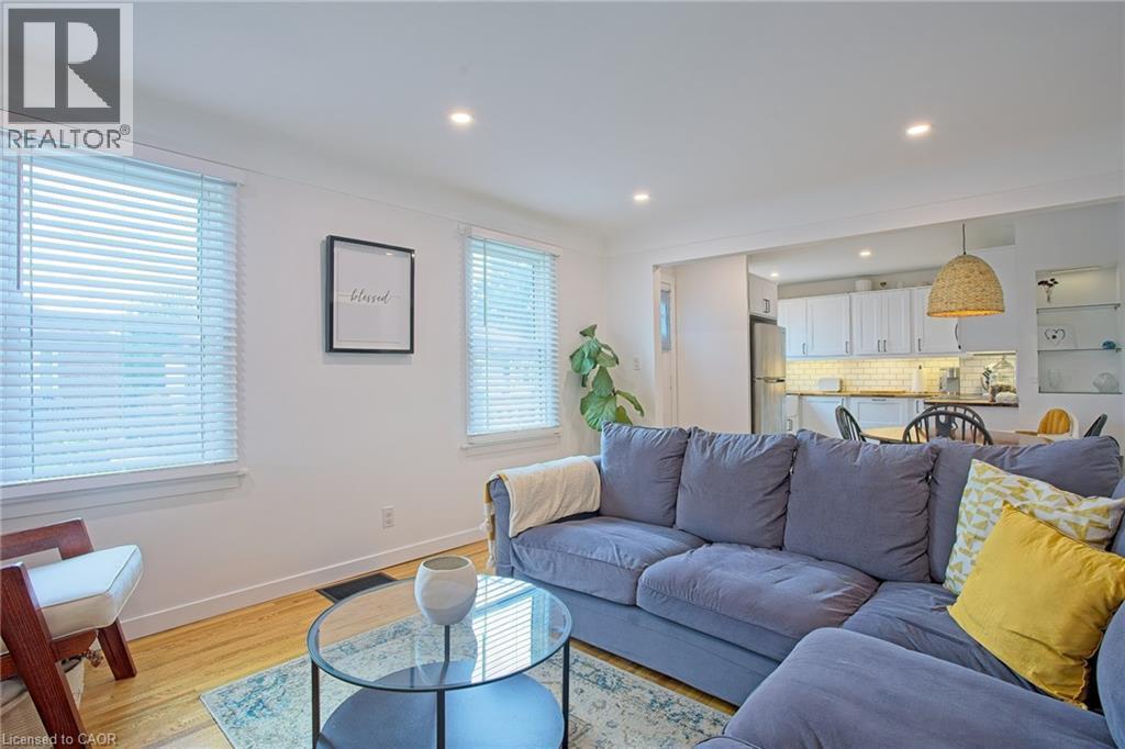 22 East 11Th Street, Hamilton, ON - Indoor Photo Showing Living Room