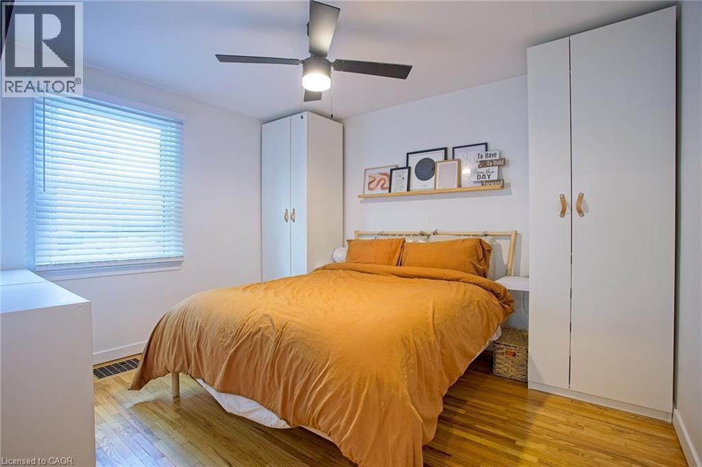 22 East 11Th Street, Hamilton, ON - Indoor Photo Showing Bedroom