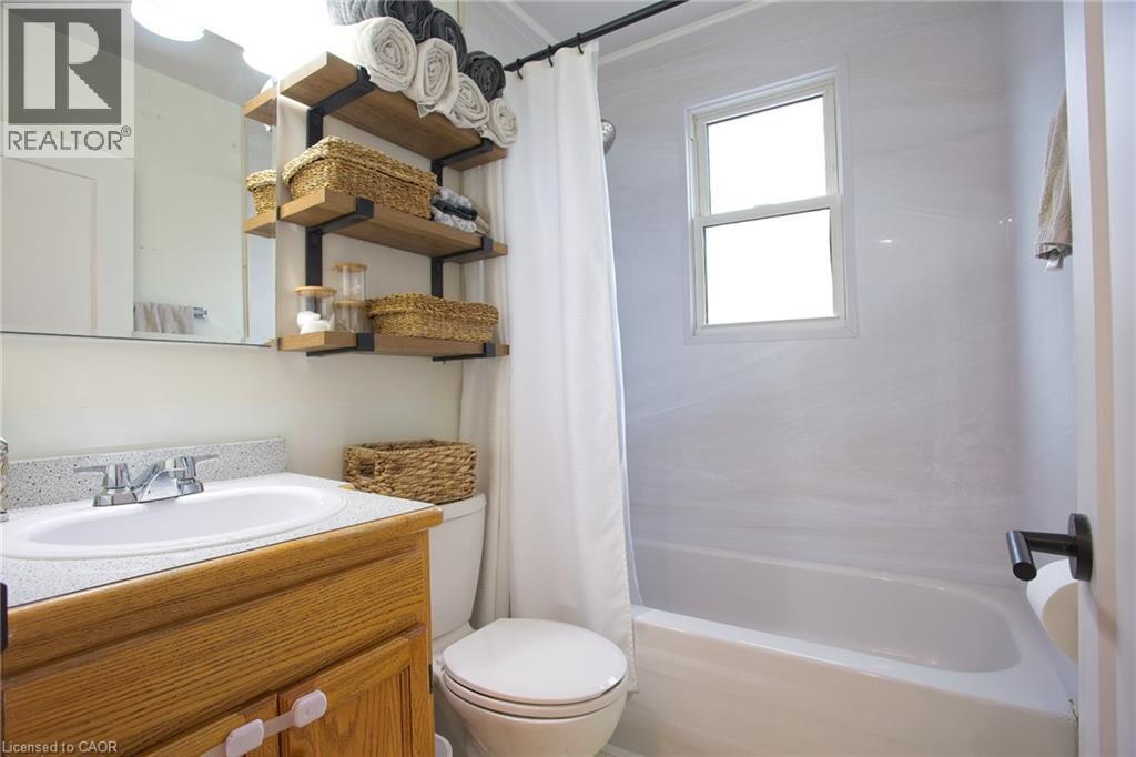 22 East 11Th Street, Hamilton, ON - Indoor Photo Showing Bathroom