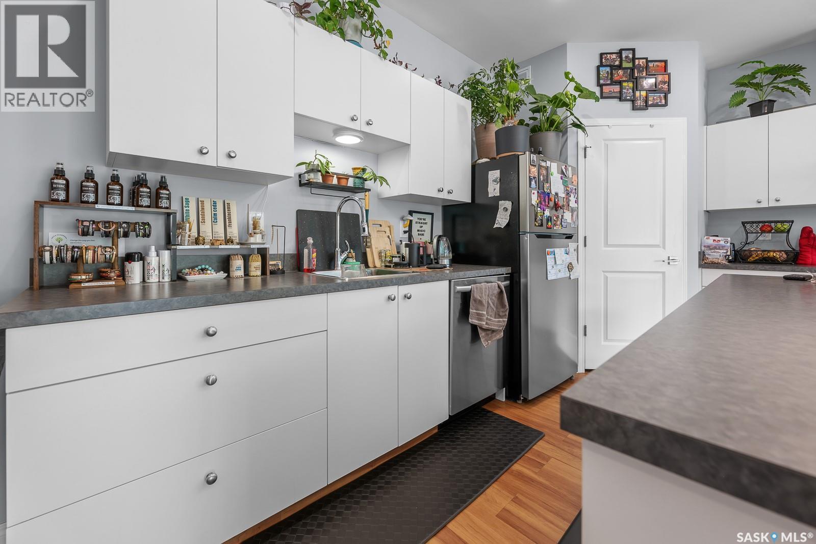 3504 13Th Avenue, Regina, SK - Indoor Photo Showing Kitchen