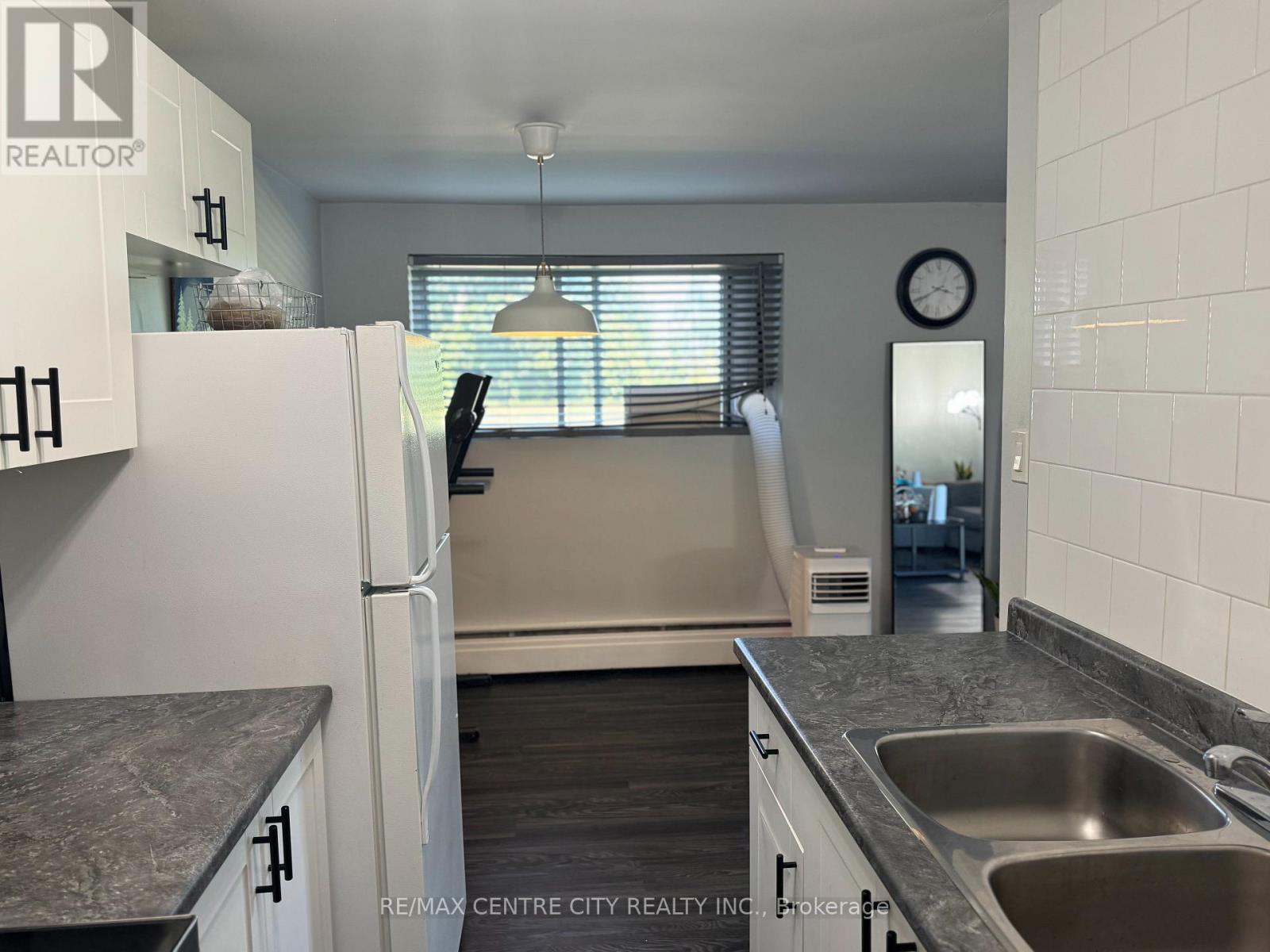 105 - 1825 Whitney Street, London East (East H), ON - Indoor Photo Showing Kitchen With Double Sink
