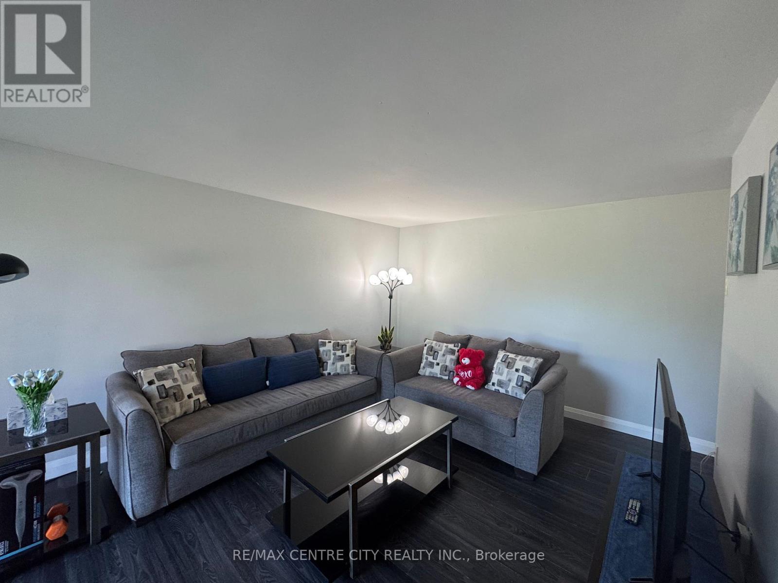 105 - 1825 Whitney Street, London East (East H), ON - Indoor Photo Showing Living Room