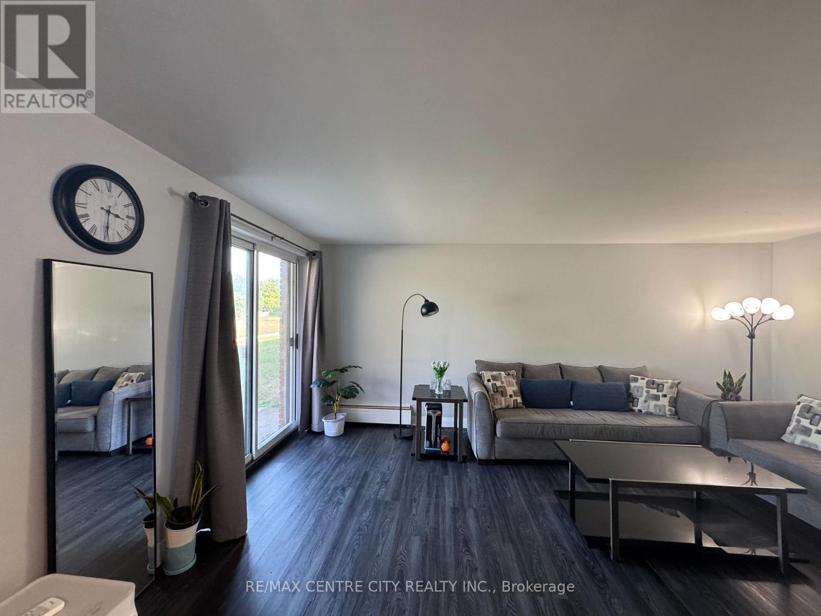 105 - 1825 Whitney Street, London East (East H), ON - Indoor Photo Showing Living Room