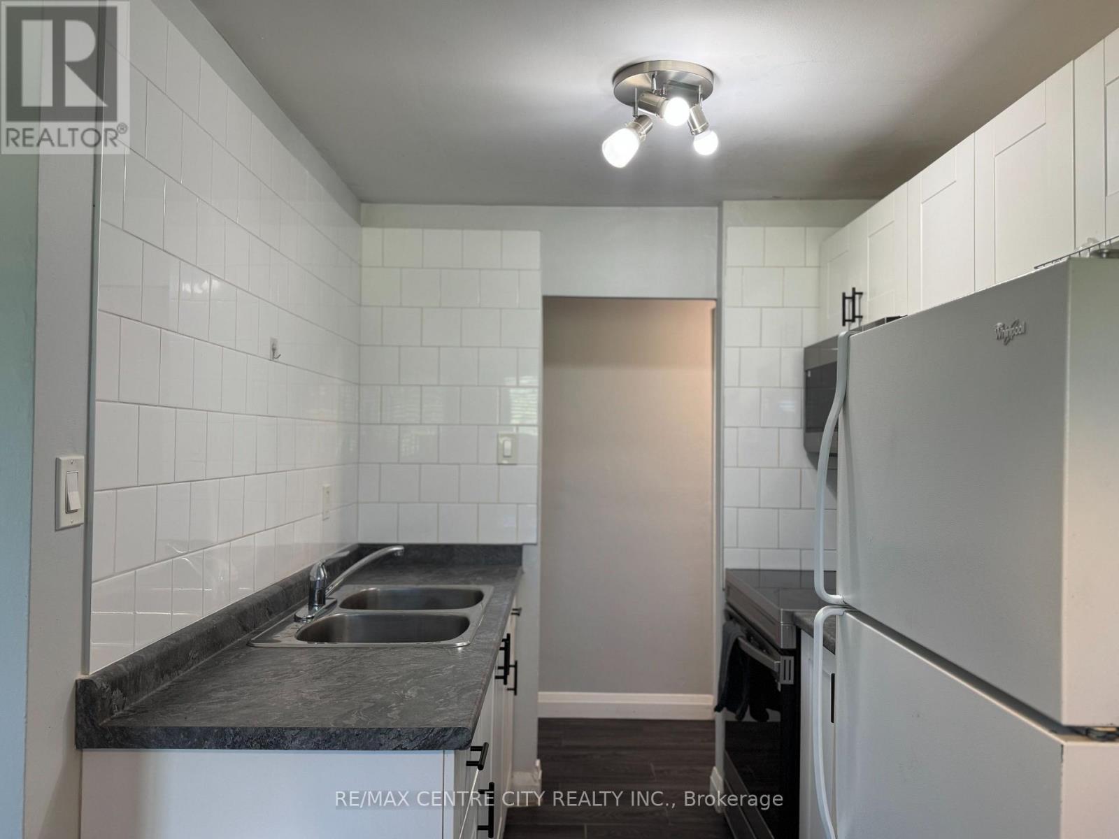105 - 1825 Whitney Street, London East (East H), ON - Indoor Photo Showing Kitchen With Double Sink