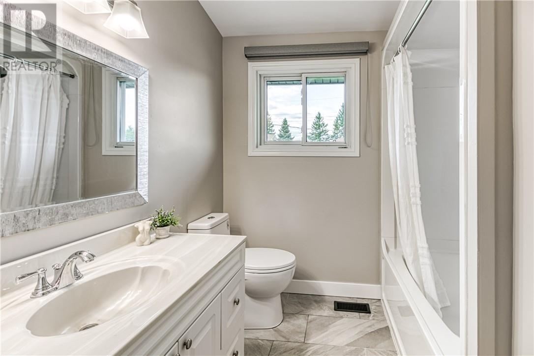 413 Raymond Crescent, Azilda, ON - Indoor Photo Showing Bathroom