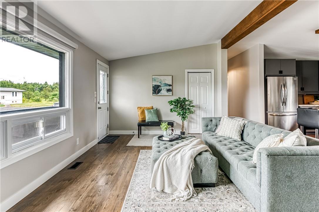 413 Raymond Crescent, Azilda, ON - Indoor Photo Showing Living Room