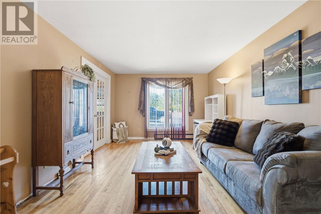 3527 Falconbridge Highway, Garson, ON - Indoor Photo Showing Living Room
