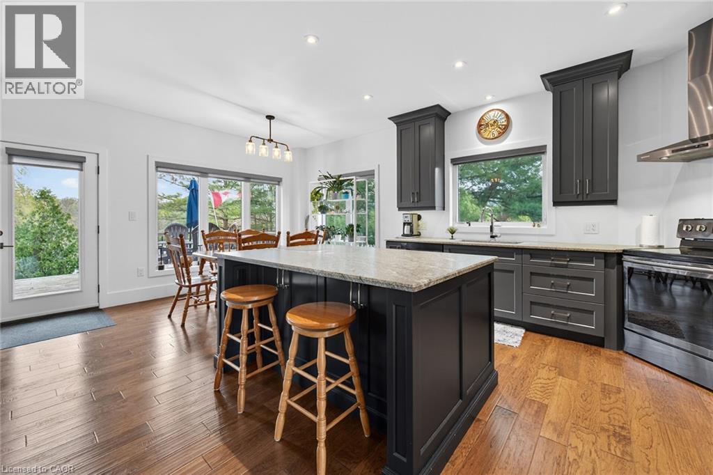 1300 River Road, Cayuga, ON - Indoor Photo Showing Kitchen With Upgraded Kitchen