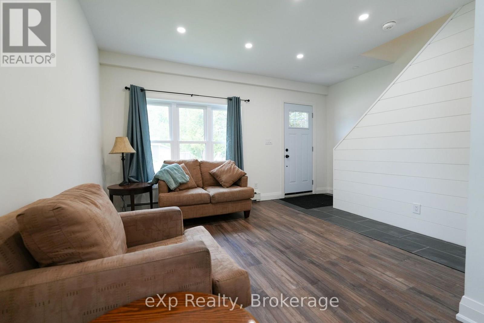 136 Breadalbane Street S, Saugeen Shores, ON - Indoor Photo Showing Living Room