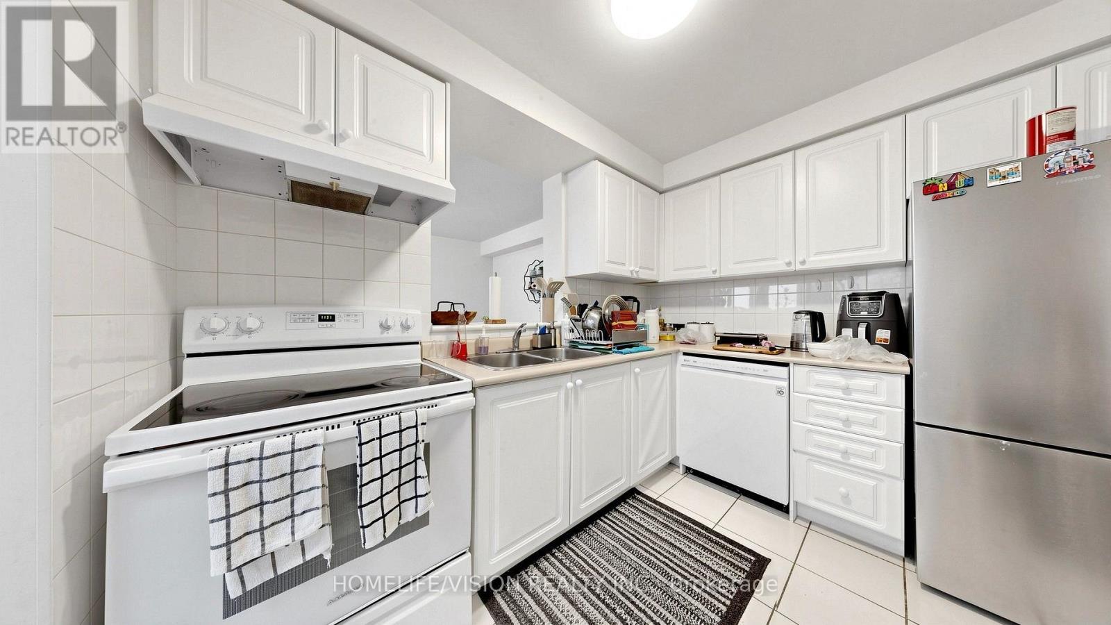 710 - 2628 Mccowan Road, Toronto, ON - Indoor Photo Showing Kitchen With Double Sink