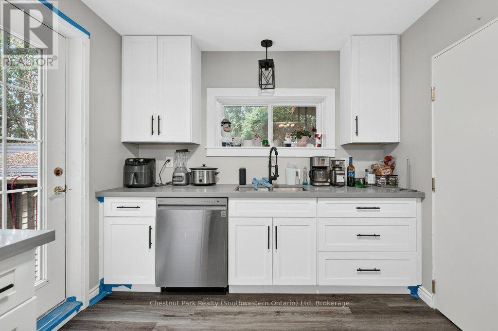 274 Water Street, Guelph (Dovercliffe Park/Old University), ON - Indoor Photo Showing Kitchen