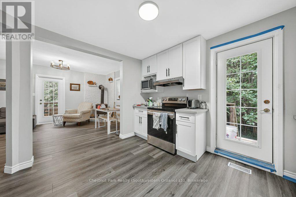 274 Water Street, Guelph (Dovercliffe Park/Old University), ON - Indoor Photo Showing Kitchen