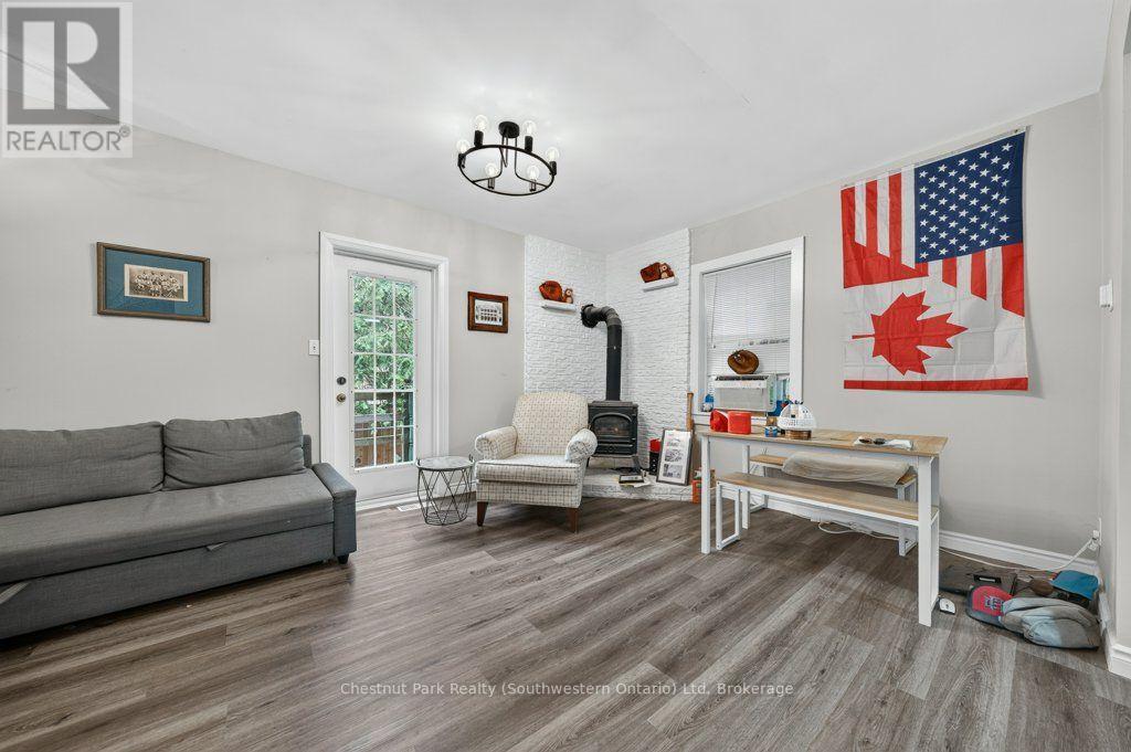 274 Water Street, Guelph (Dovercliffe Park/Old University), ON - Indoor Photo Showing Living Room