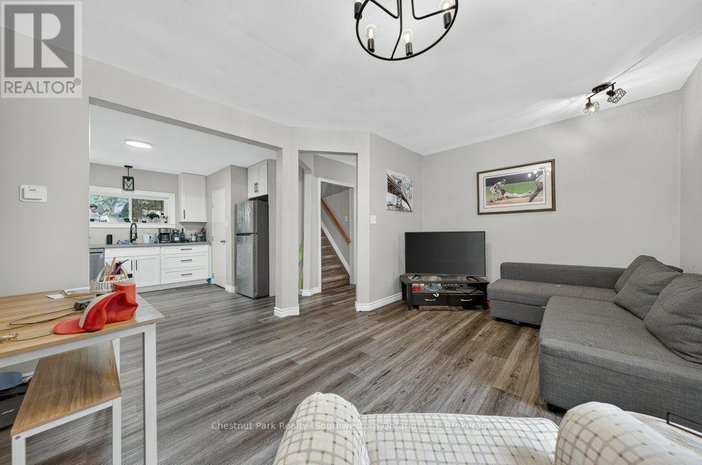 274 Water Street, Guelph (Dovercliffe Park/Old University), ON - Indoor Photo Showing Living Room