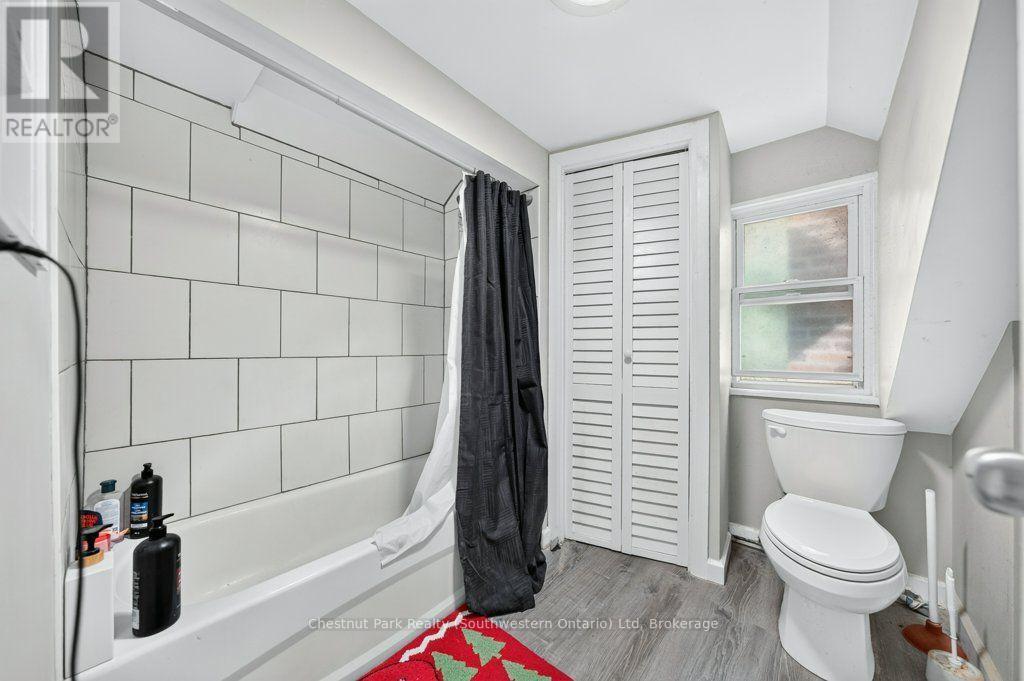 Upper Bath - 274 Water Street, Guelph (Dovercliffe Park/Old University), ON - Indoor Photo Showing Bathroom