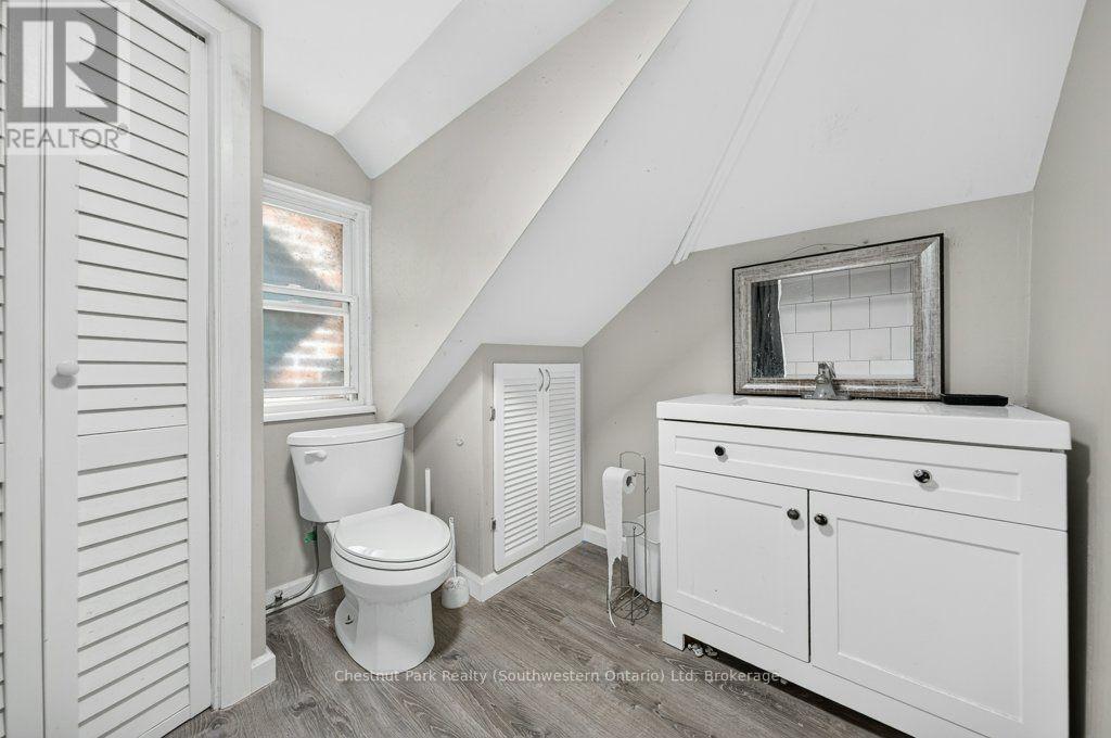 274 Water Street, Guelph (Dovercliffe Park/Old University), ON - Indoor Photo Showing Bathroom
