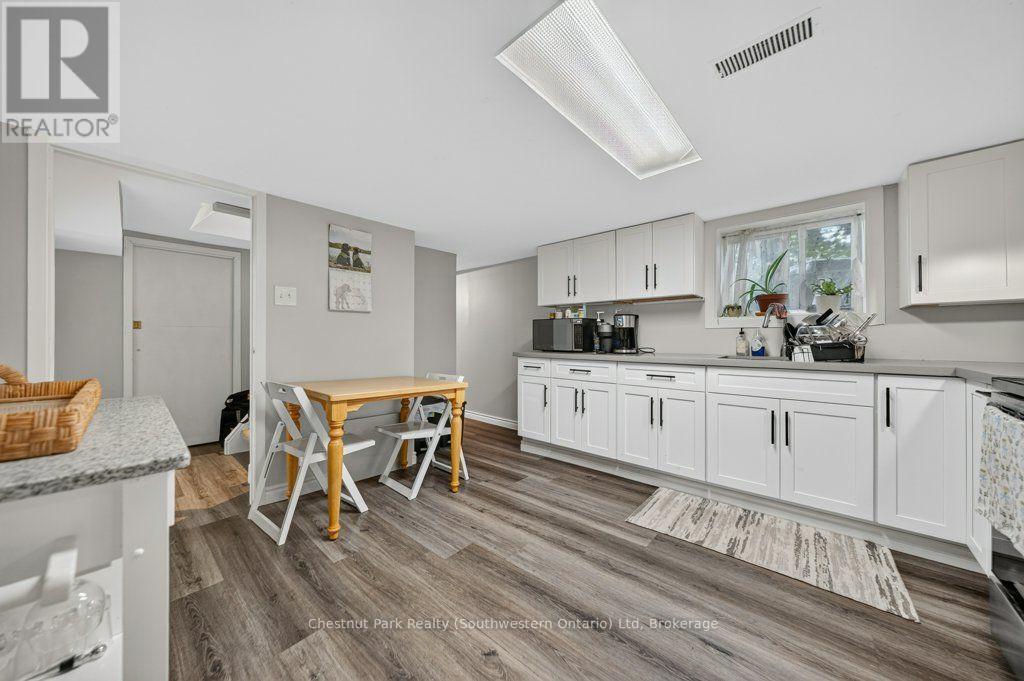 274 Water Street, Guelph (Dovercliffe Park/Old University), ON - Indoor Photo Showing Kitchen