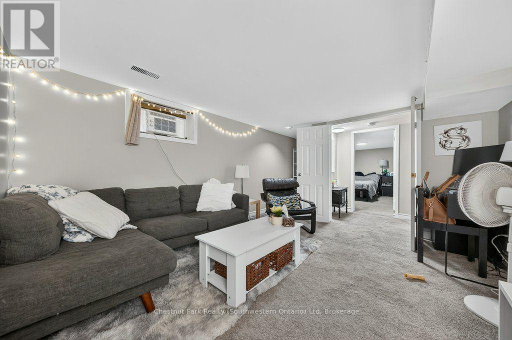 274 Water Street, Guelph (Dovercliffe Park/Old University), ON - Indoor Photo Showing Living Room