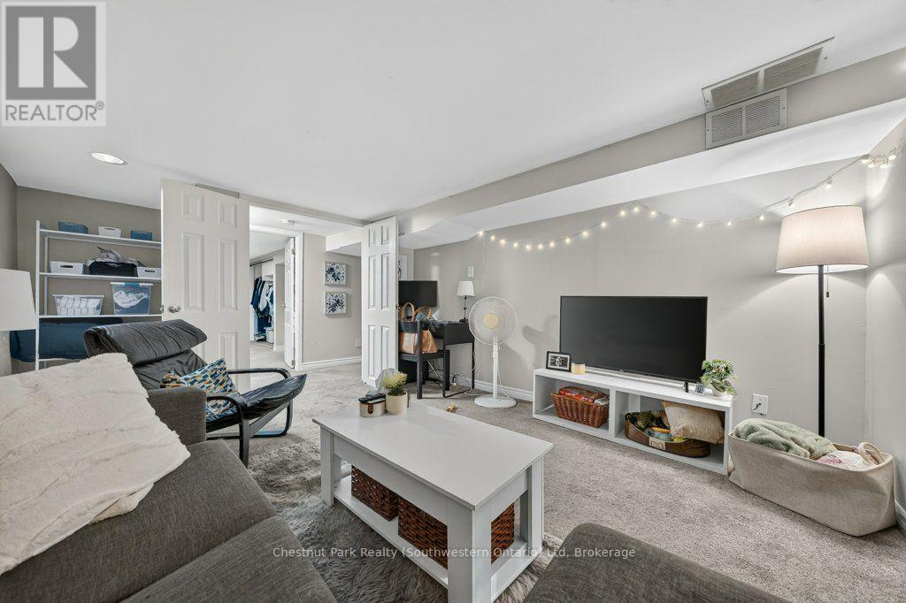 Basement Apartment Bedroom/Living Room - 274 Water Street, Guelph (Dovercliffe Park/Old University), ON - Indoor Photo Showing Living Room