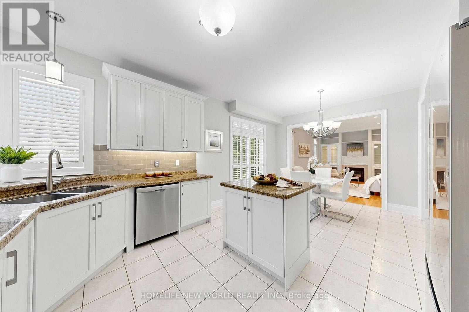 32 Casa Nova Drive, Vaughan, ON - Indoor Photo Showing Kitchen With Stainless Steel Kitchen With Double Sink